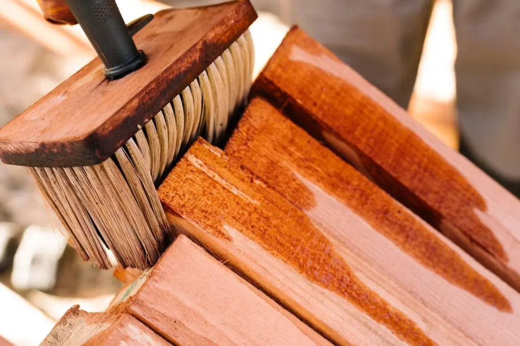 Jak wybrać odpowiednie produkty do pielęgnacji drewna: Poradnik dla właścicieli domów
