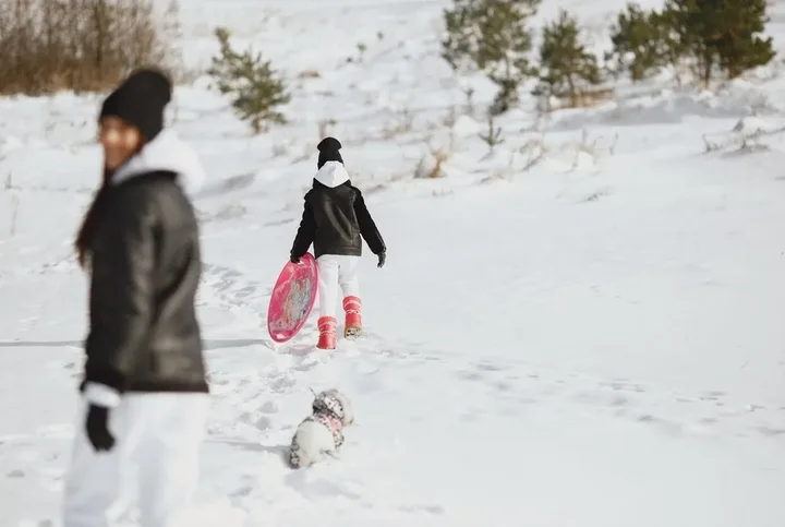 Magia zimy i adrenalina – dlaczego uwielbiamy aktywność na śniegu