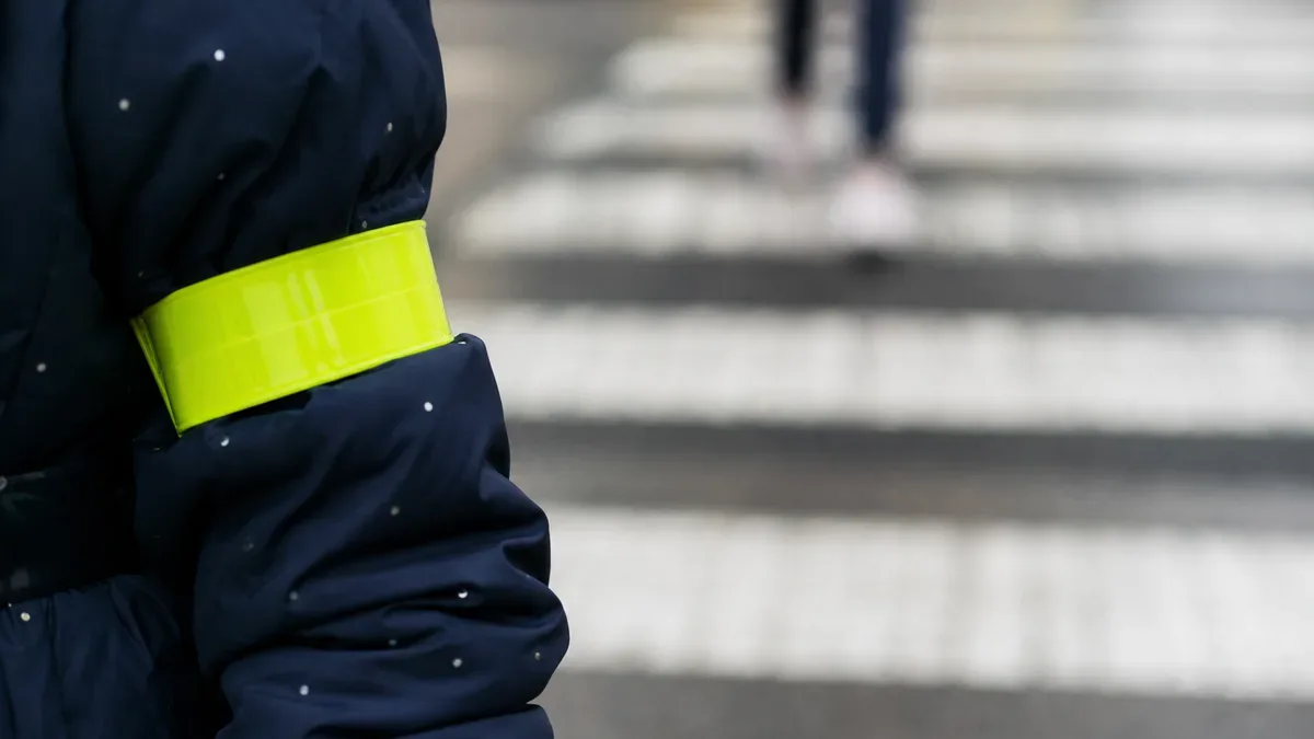 Policjanci w lubińskich szkołach uczą dzieci, jak uniknąć zagrożeń