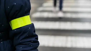Policjanci w lubińskich szkołach uczą dzieci, jak uniknąć zagrożeń