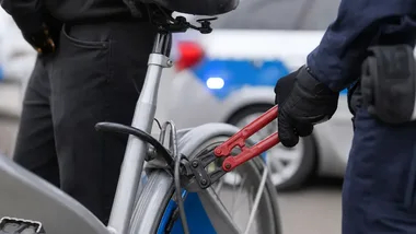 Marihuana przy 21-latku, a potem trop dwóch skradzionych rowerów w Lubinie