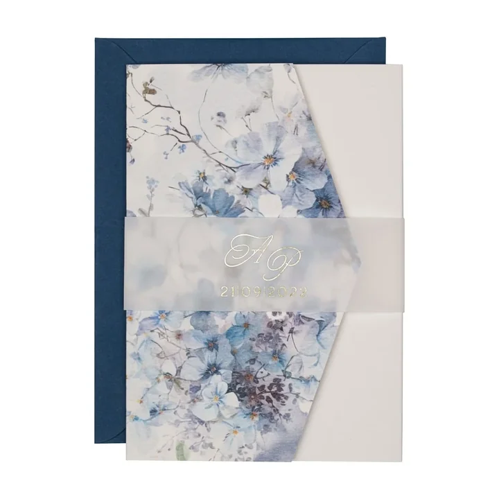 Klasyczne zaproszenie ślubne nie musi być białe – projekt z granatem prezentuje się stylowo i wyraziście