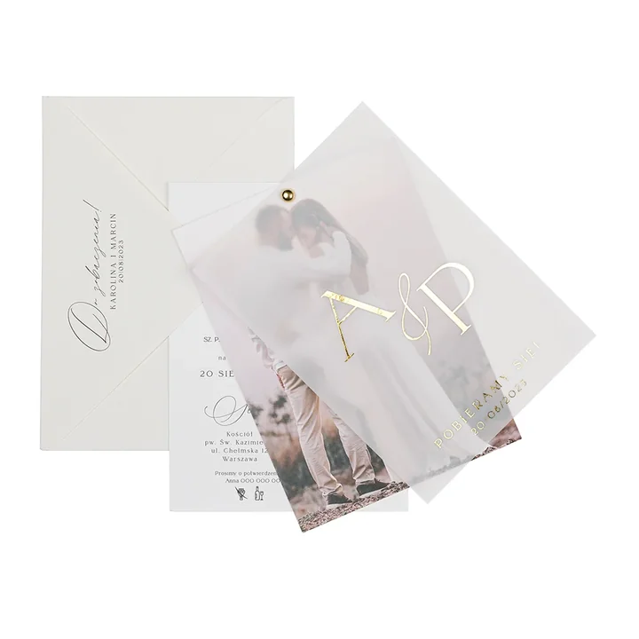 Klasyczne zaproszenie ślubne wzbogacone o zdjęcie to świetna propozycja dla par o minimalistycznym, acz niebanalnym guście