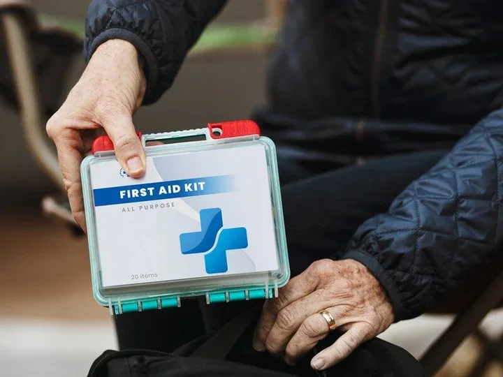 Leki, opatrunki i elektrolity. Tak powinna wyglądać apteczka seniora w gminie Lubin