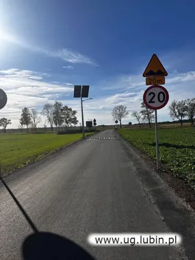 339 metrów drogi w Niemstowie po remoncie. Przy progach zamontowano solarne lampy