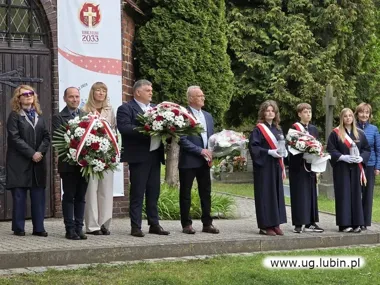 W Siedlcach oddano hołd ofiarom wojny. Uczniowie stanęli obok samorządu