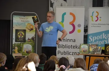 Smoki, wiersze i eksperymenty. Biblioteka w Raszówce przyciągnęła dzieci do książek