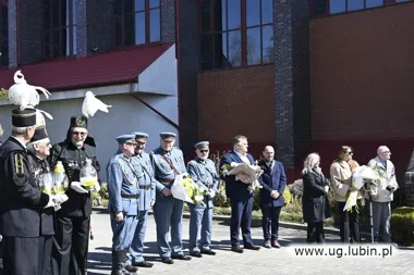 Pod pomnikiem Jana Pawła II w Lubinie znów wybrzmiała pamięć i modlitwa