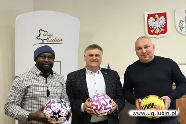 Olisadebe i Lewandowski w gminie Lubin. Piłka znów połączyła pokolenia