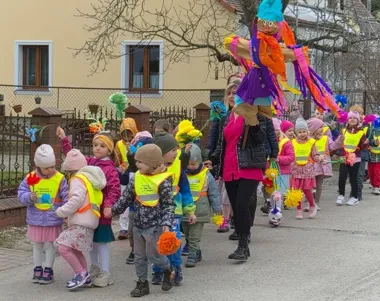 Marzanny, śpiew i taniec obudziły wiosnę w przedszkolu w Raszówce i Lubinie