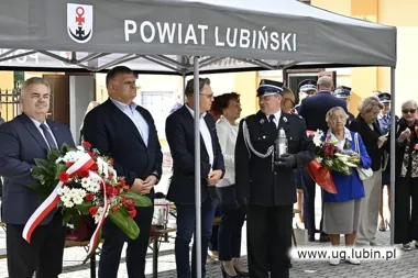 Kwiaty pod Krzyżem Sybiru. W Lubinie uczczono ofiary sowieckich represji
