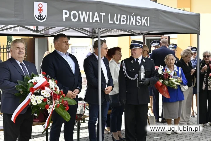 Kwiaty pod Krzyżem Sybiru. W Lubinie uczczono ofiary sowieckich represji