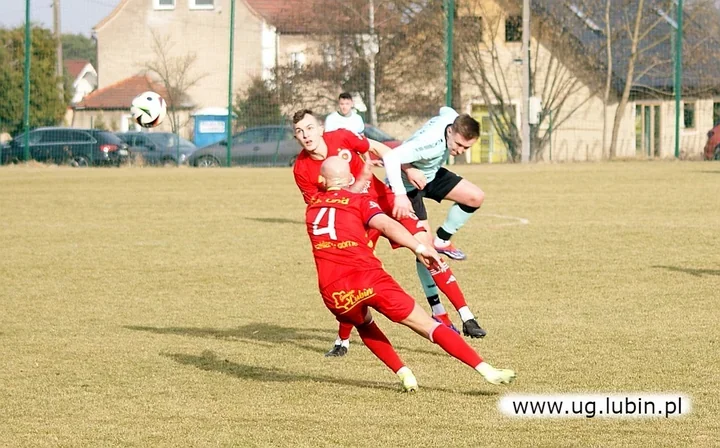 Unia Szklary Górne rozstrzyga derby w Raszówce – 4:0 i pokaz charakteru