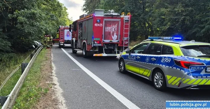 77-latek zjechał z drogi pod Lubinem. Uderzył w znak i drzewo
