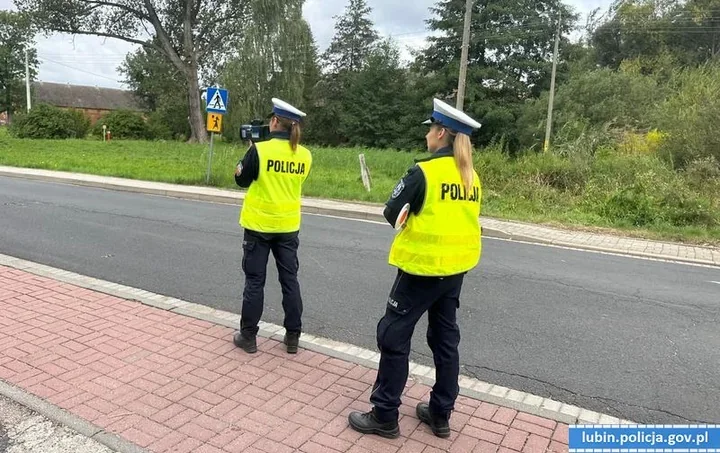 Policjanci przed szkołami w Lubinie sprawdzają przejścia i rozmawiają z dziećmi