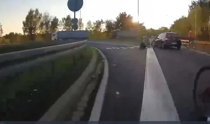 Oślepiające słońce i zderzenie z rowerzystami. Trzy osoby ranne