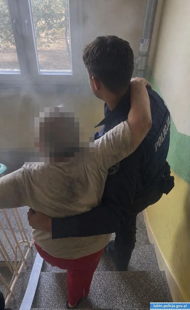 Policjanci z Lubina weszli w dym. 89-latka czekała na pomoc