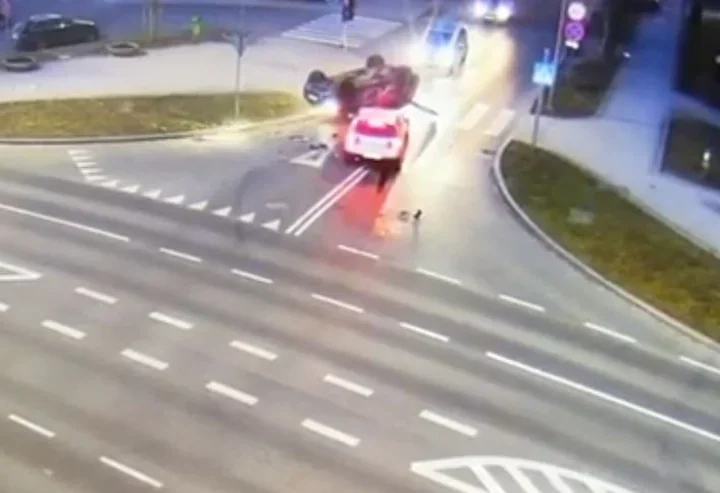 BMW pojechało prosto zamiast w prawo - dachowało na skrzyżowaniu w Lubinie