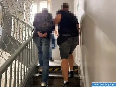 Za kanapą i w damskiej garderobie. Kryminalni zatrzymali poszukiwanych