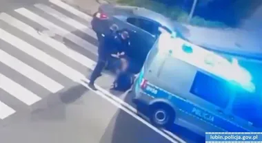 Uciekał przed kontrolą w Lubinie. Pościg zakończył uderzeniem w budynek