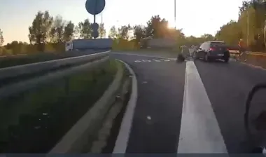 Oślepiające słońce i zderzenie z rowerzystami. Trzy osoby ranne