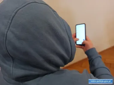 Fałszywy policjant chciał wyłudzić 100 tysięcy złotych w Lubinie
