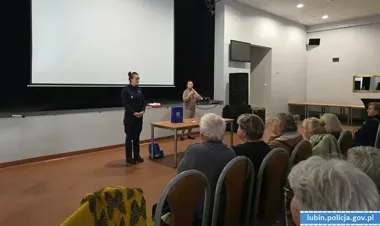 Policja ostrzega seniorów w Ścinawie. Oszuści żądają „tajnych” przelewów