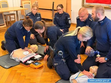 Policjanci z Lubina ćwiczyli ratowanie życia. Liczyły się sekundy