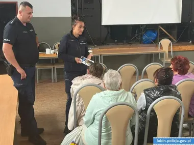 Seniorzy usłyszeli, jak działają oszuści. Policja z Lubina postawiła na konkret