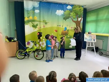 Przedszkolaki w Lubinie ćwiczyły ruch drogowy z kaskami i Komisarzem Lwem