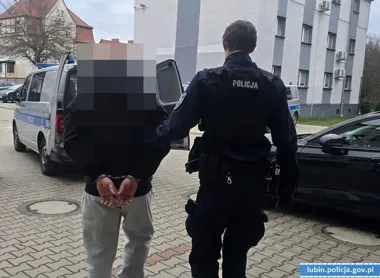 Kibic z racą dymną trafił do aresztu - sąd natychmiast orzekł zakaz na 2 lata