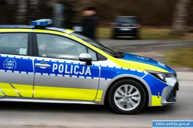 Cofanie na parkingu w Lubinie skończyło się ciężkimi obrażeniami 89-latki