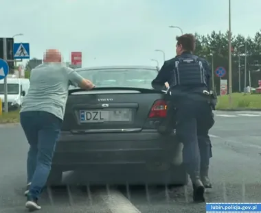Auto 83-latka stanęło na skrzyżowaniu - policjanci ruszyli z pomocą