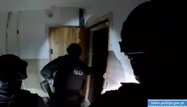 Sekwencja nalotów w gminach - lubińska policja zabezpieczyła metamfetaminę i kokainę