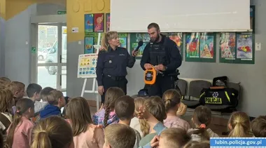 Policja w szkole - Lubin: dzieci uczyły się AED, odblaski i zasady ruchu