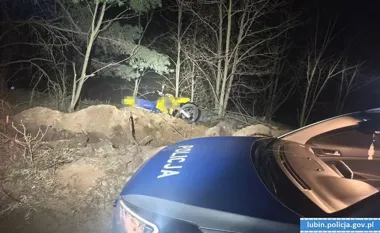 Uciekał crossem przed policją i skończył na leśnej przeszkodzie