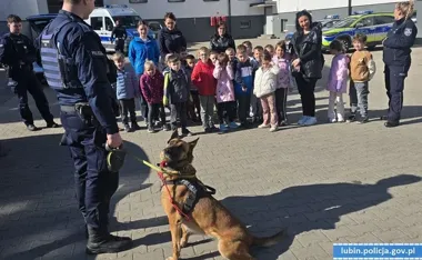 Za kierownicą radiowozu i przy Pegi - przedszkolaki weszły do komendy