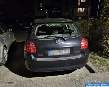 Na parkingu wybili szybę, a chwilę później wpadli pijani na ławce