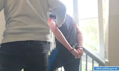 Butelka whisky zamieniła się w broń - 23-latek z Lubina już w celi