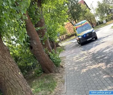Zasłabł na przejściu w Lubinie - policjant po służbie ruszył pierwszy