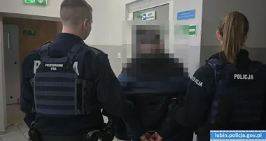 Zignorował zakazy i wrócił pod drzwi żony - 75-latek trafił do aresztu