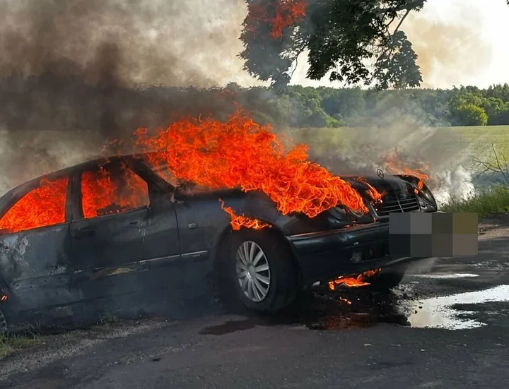 Poparzone dłonie zdradziły kierowcę Mercedesa po pożarze w rowie